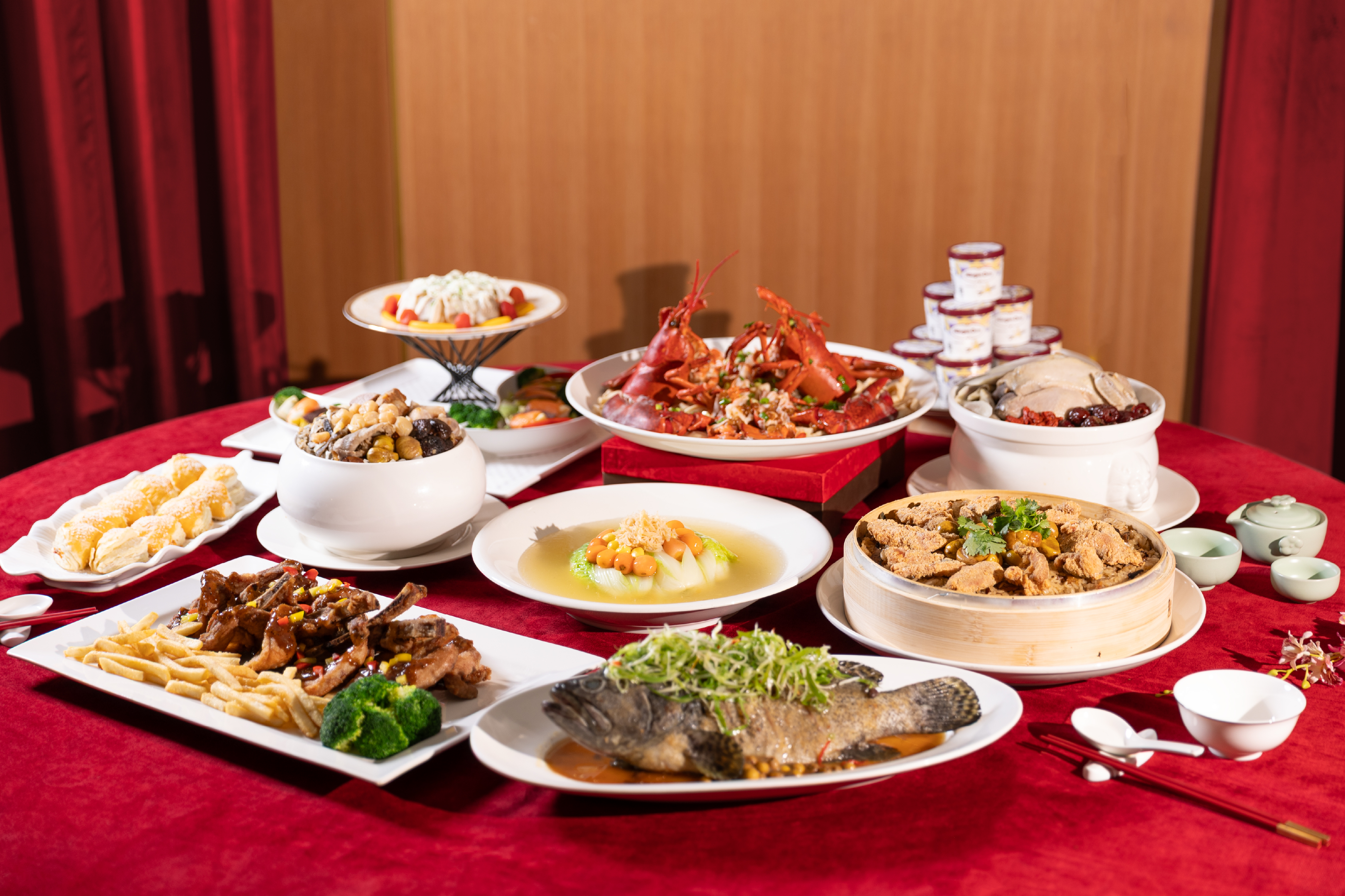 汐止福泰大飯店「萬馬奔騰」尾牙春酒專案，提供尊榮宴席與早鳥優惠，滿35桌贈豪華客房住宿