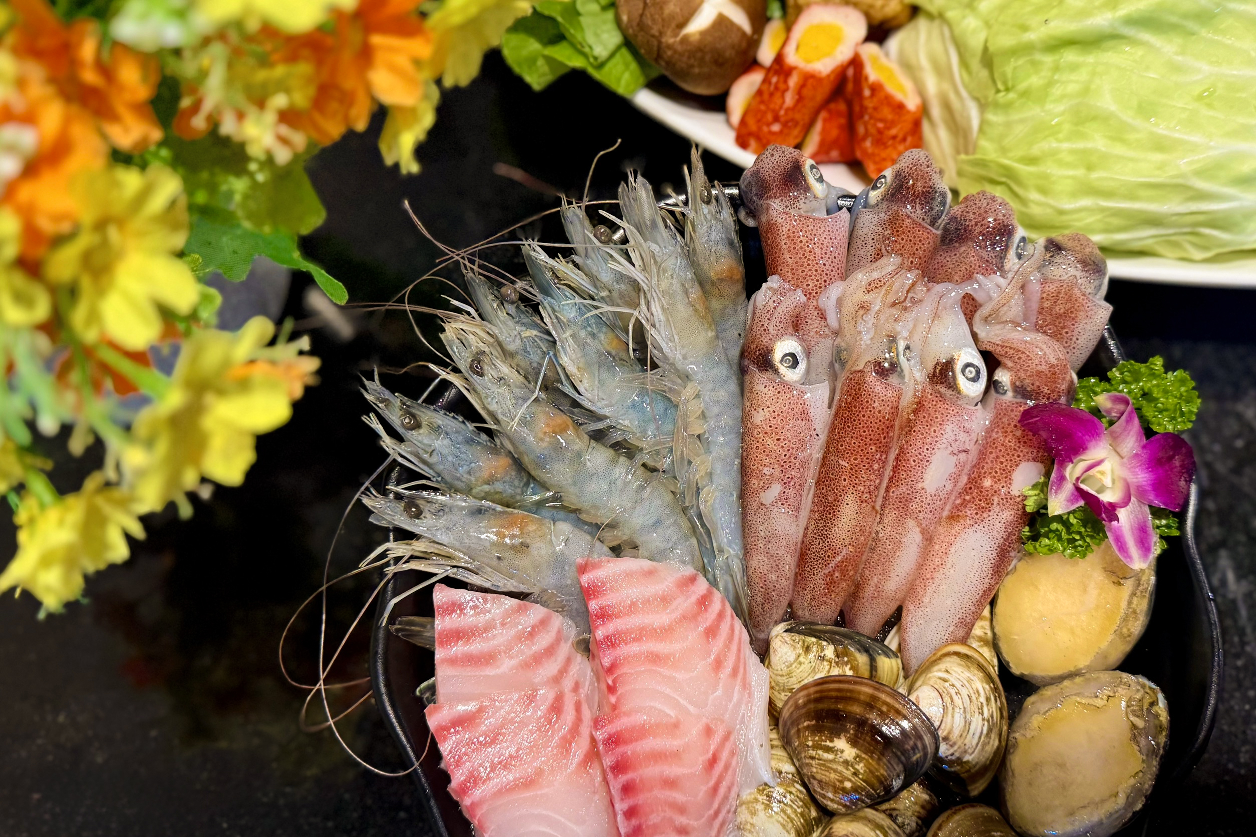 福泰翡翠灣「海韻小卷鍋」雙人份，含小卷、白蝦、鮑魚、蛤蜊與台灣鯛等五種海鮮