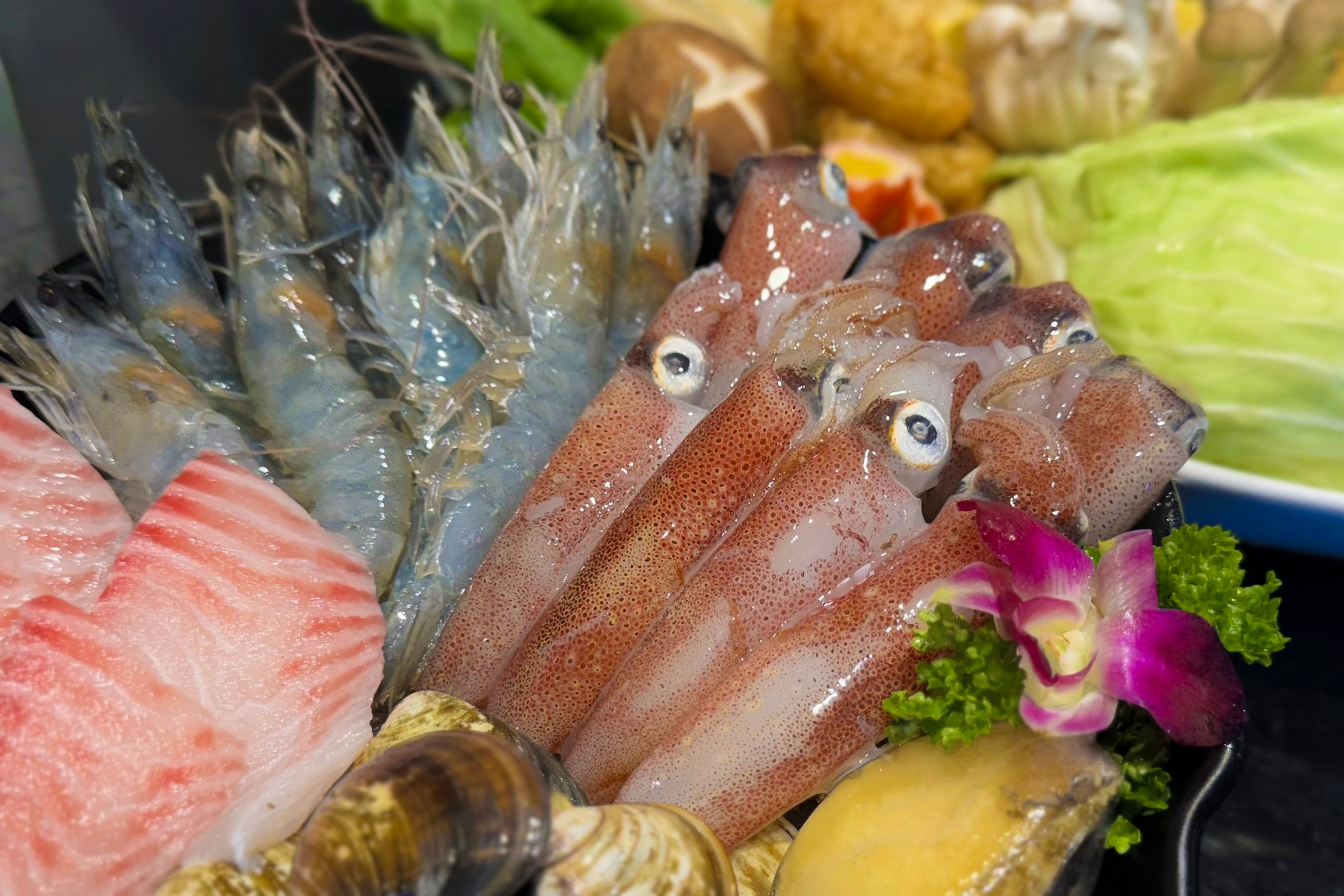 龜吼漁港新鮮小卷搭配白蝦等海鮮食材，呈現新鮮豐盛的海味