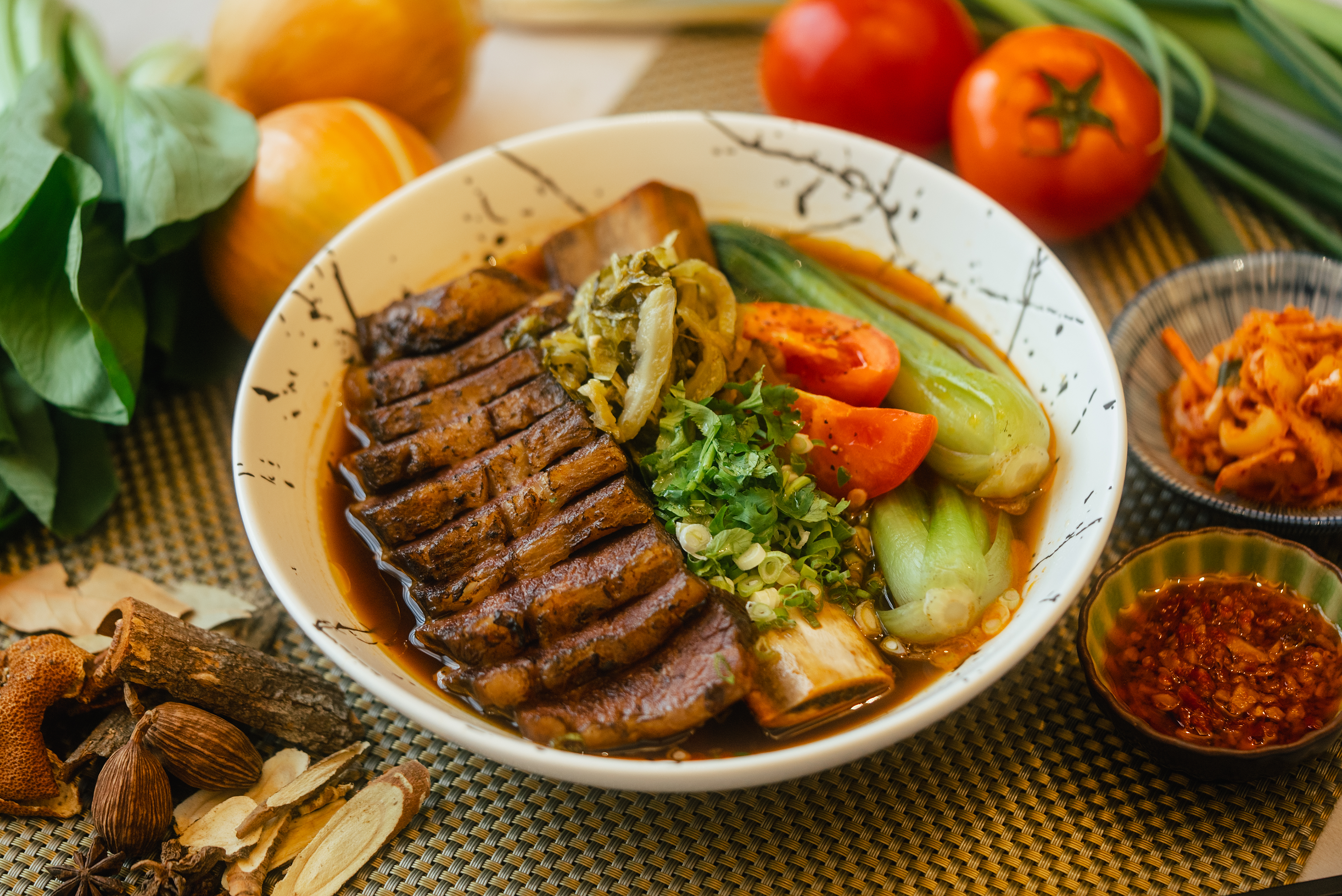 汐止福泰「福泰犇騰牛肉麵」，整支牛小排先燉後炙燒，豪邁鋪滿整碗