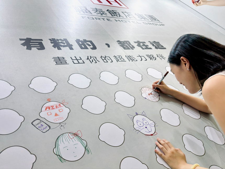 旅展開放式塗鴉牆,邀請旅客手繪心目中最有料的職場夥伴