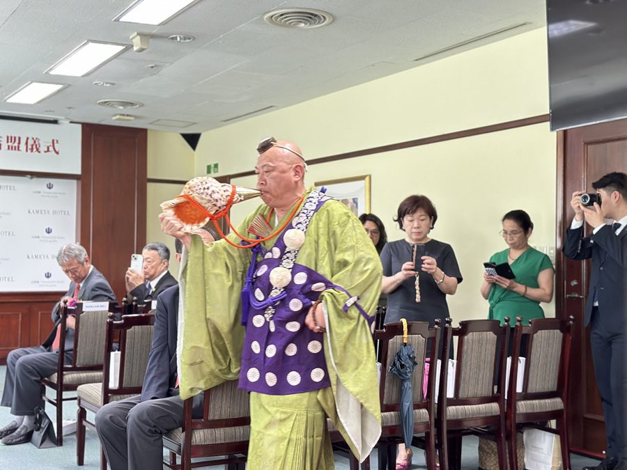 台日溫泉結盟儀式,日本僧侶吹奏法螺貝進行傳統祝禱
