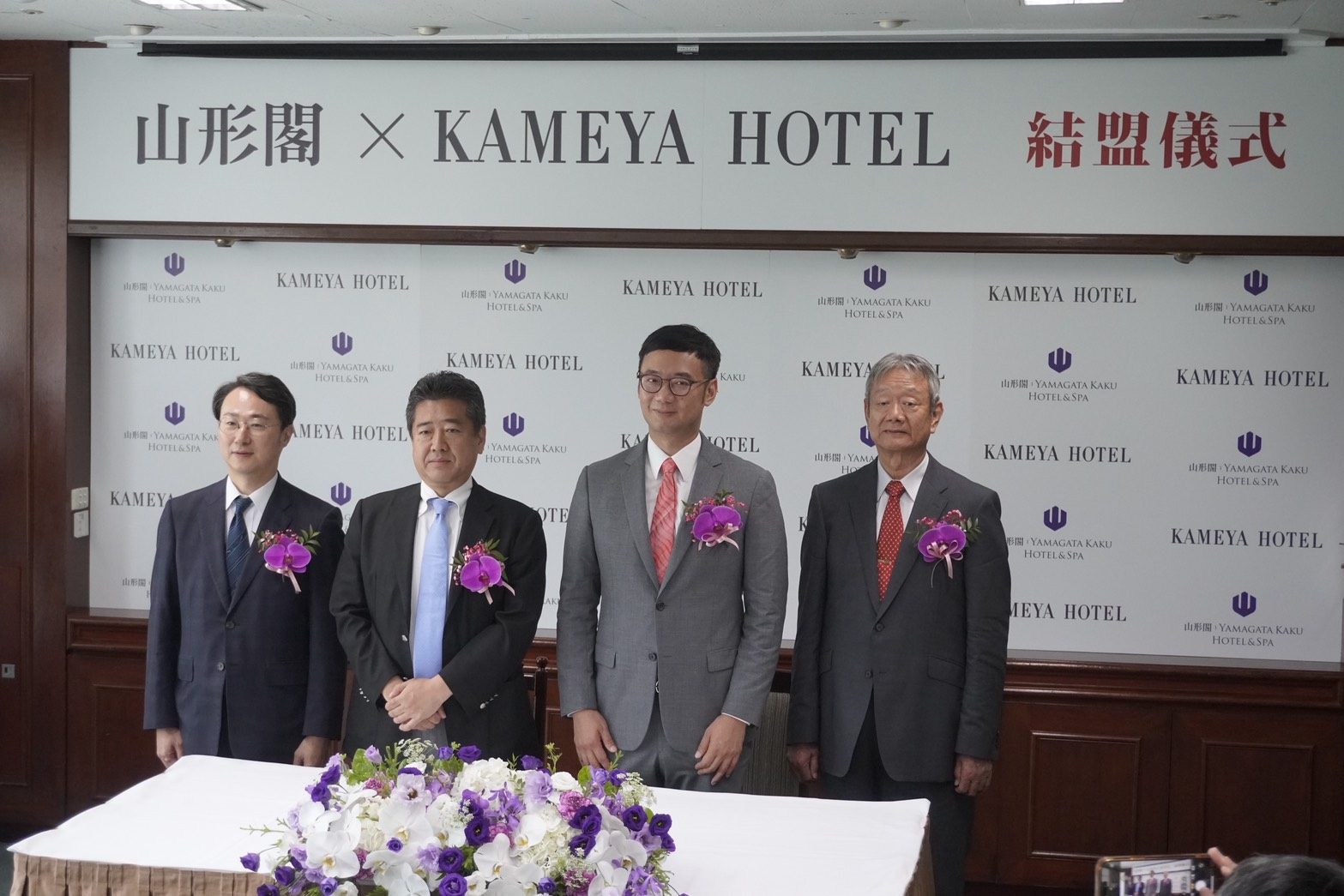山形閣與KAMEYA HOTEL結盟儀式合影,日本駐台副代表服部崇、KAMEYA HOTEL社長阿部公德、福泰飯店集團董事長廖炳耀與創辦人廖東漢出席